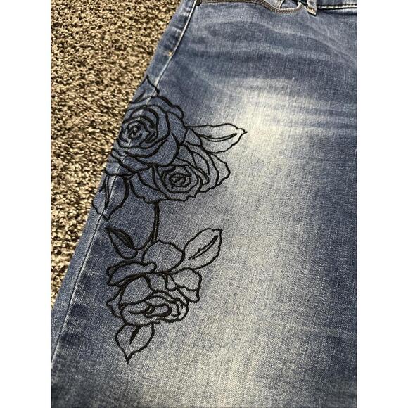 White House Black Market Jeans Woman’s Size 6 Mid Rise Medium Wash Roses 31x29 - Picture 3 of 8